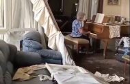 رغم دمار منزلها في انفجار بيروت.. لبنانية مسنة تعزف على البيانو
