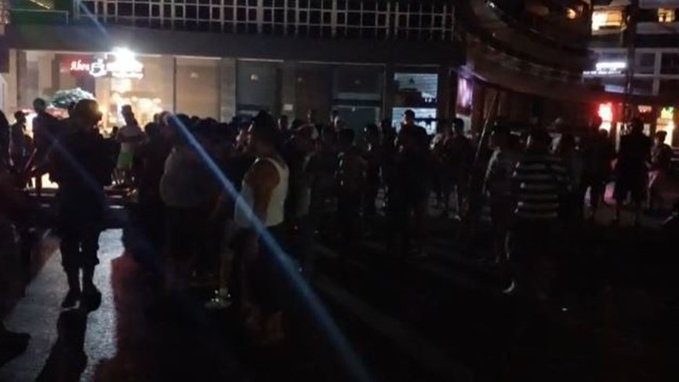 متظاهرون أمام شركة كهرباء قاديشا في البحصاص احتجاجا على انقطاع التيار الكهربائي
