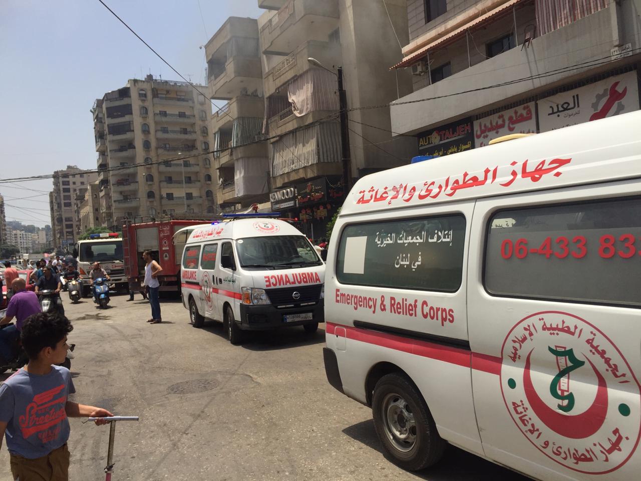اصابة 8 أشخاص بحالات اختناق واخلاء عائلتين نتيجة احتراق محل تجاري في طرابلس