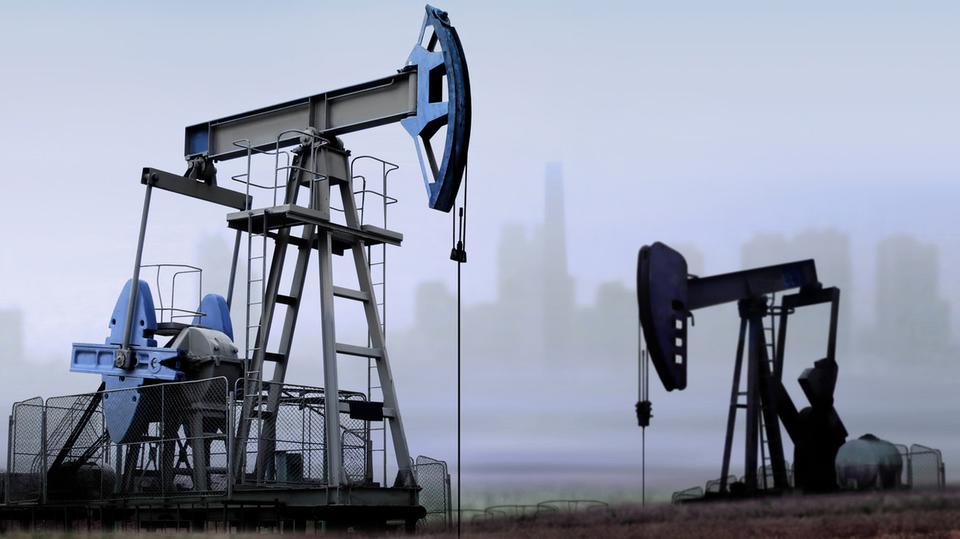 انخفاض أسعار النفط إلى أقل من 66 دولارا للبرميل لأول مرة منذ آذار الماضي