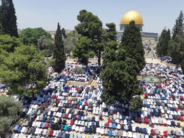 ربع مليون مصل يؤدون الجمعة الأخيرة من رمضان في المسجد الأقصى رغم إجراءات الاحتلال المشددة