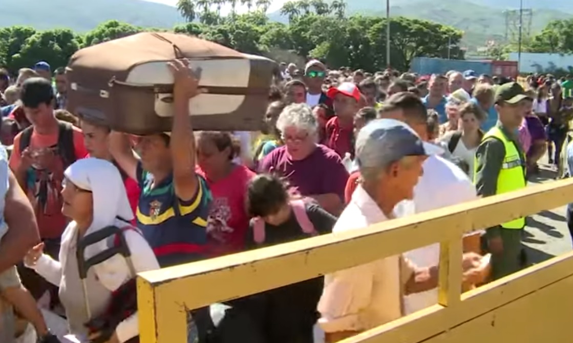 فنزويلا: تدفق الآلاف إلى كولومبيا بعد إعادة فتح الحدود طلبا للمؤن الغذائية والأدوية