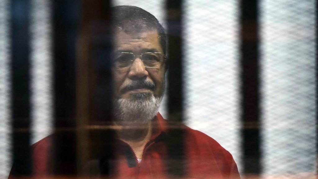 هذا ما قاله ابن محمد مرسي عن دفن والده.