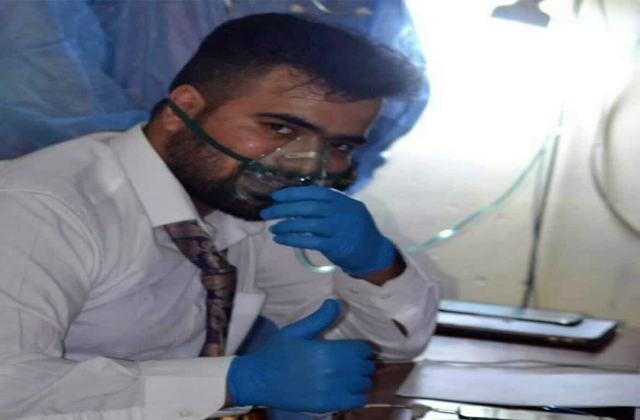 طالب عراقي يقدم بحثه مع جهاز تنفس!