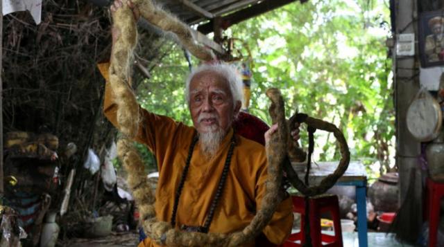 فيتنامي لم يغسل ويقص شعره منذ 80 عاما