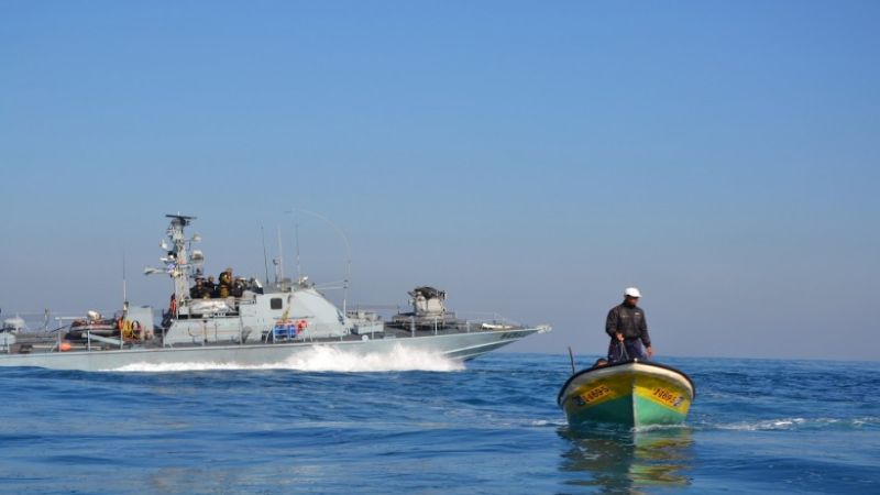 زوارق الاحتلال تعتقل 4 صيادين فلسطينيين في عرض بحر شمال غزة