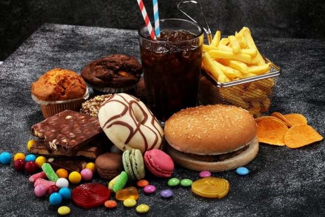 أسوأ 4 عادات غذائية لصحة الكبد… تجنّبوها!